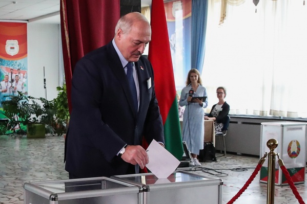 На выборах президента Белоруссии, по данным государственного экзитпола, побеждает Александр Лукашенко