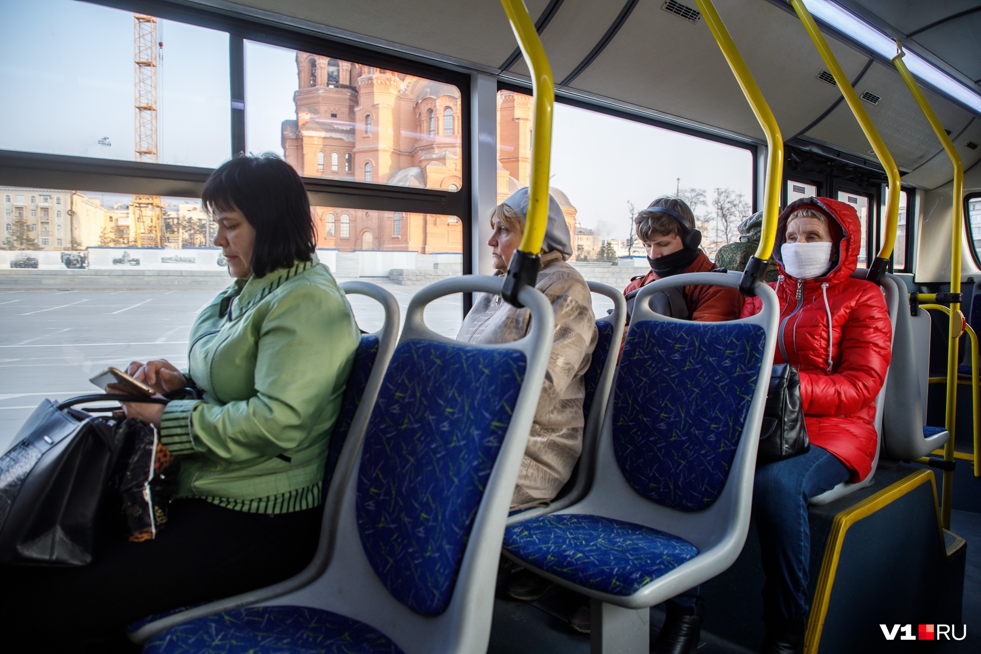 Полные автобусы и пустые улицы: первое утро изолированного от коронавируса Волгограда
