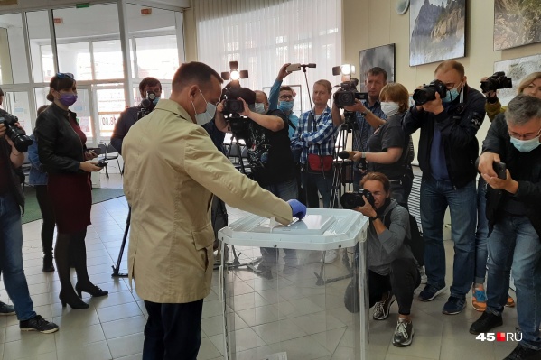 Вадим Шумков голосовал на участке в КВЦ Вадим Шумков голосовал на участке в КВЦ