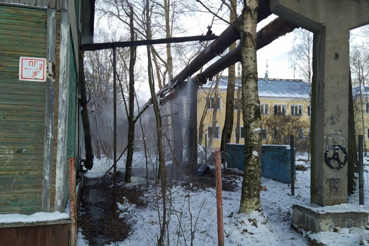 Вода затекает под дом с пятницы Вода затекает под дом с пятницы