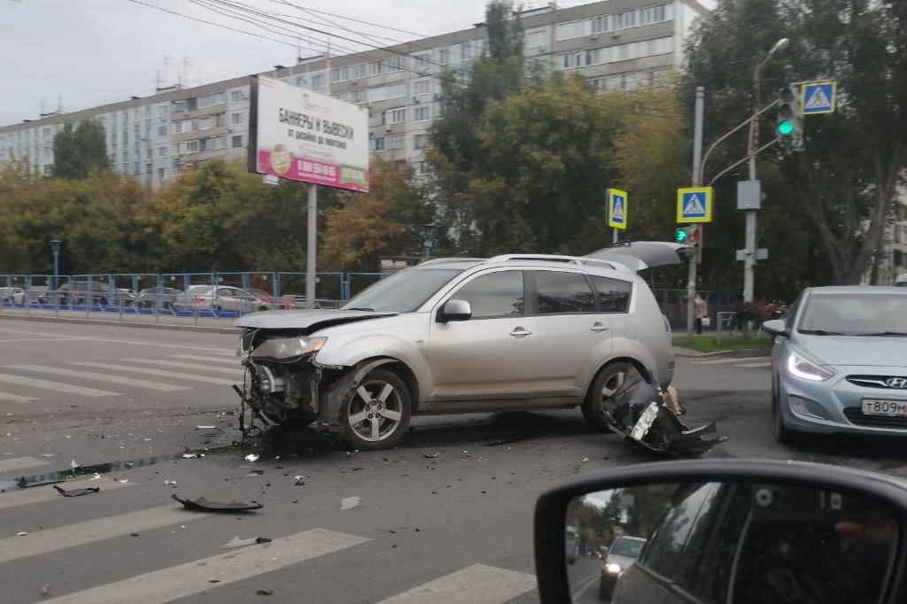 Выехал на тротуар. Пересечение Самарской и Маяковского ДТП. Вчерашняя авария на Владимирской в Самаре.