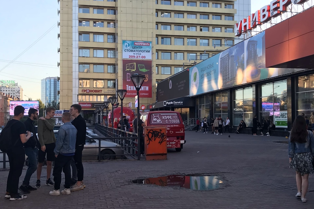 У «Универсама» на Ленина к 21:00 вечера по-прежнему много людей. Кажется, в такой тёплый вечер компании не хотят расходиться по домам У «Универсама» на Ленина к 21:00 вечера по-прежнему много людей. Кажется, в такой тёплый вечер компании не хотят расходиться по домам