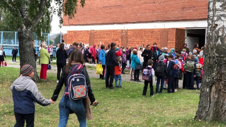 «Толпы мам плечом к плечу»: екатеринбургские школьники и родители — о начале учебного года