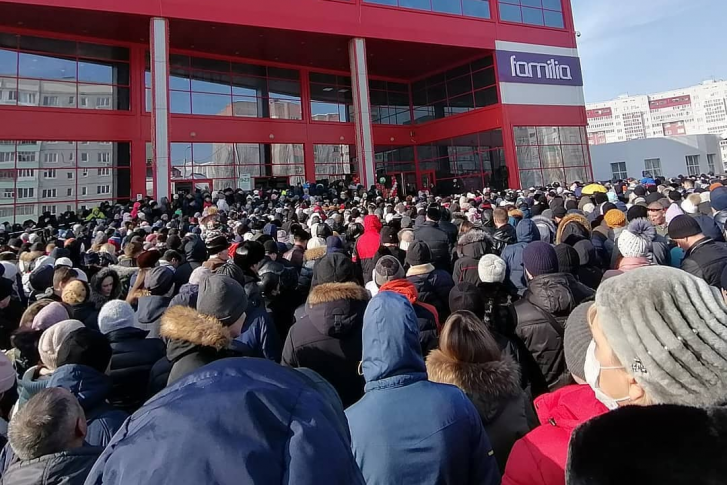 Сотни человек оккупировали торговый центр