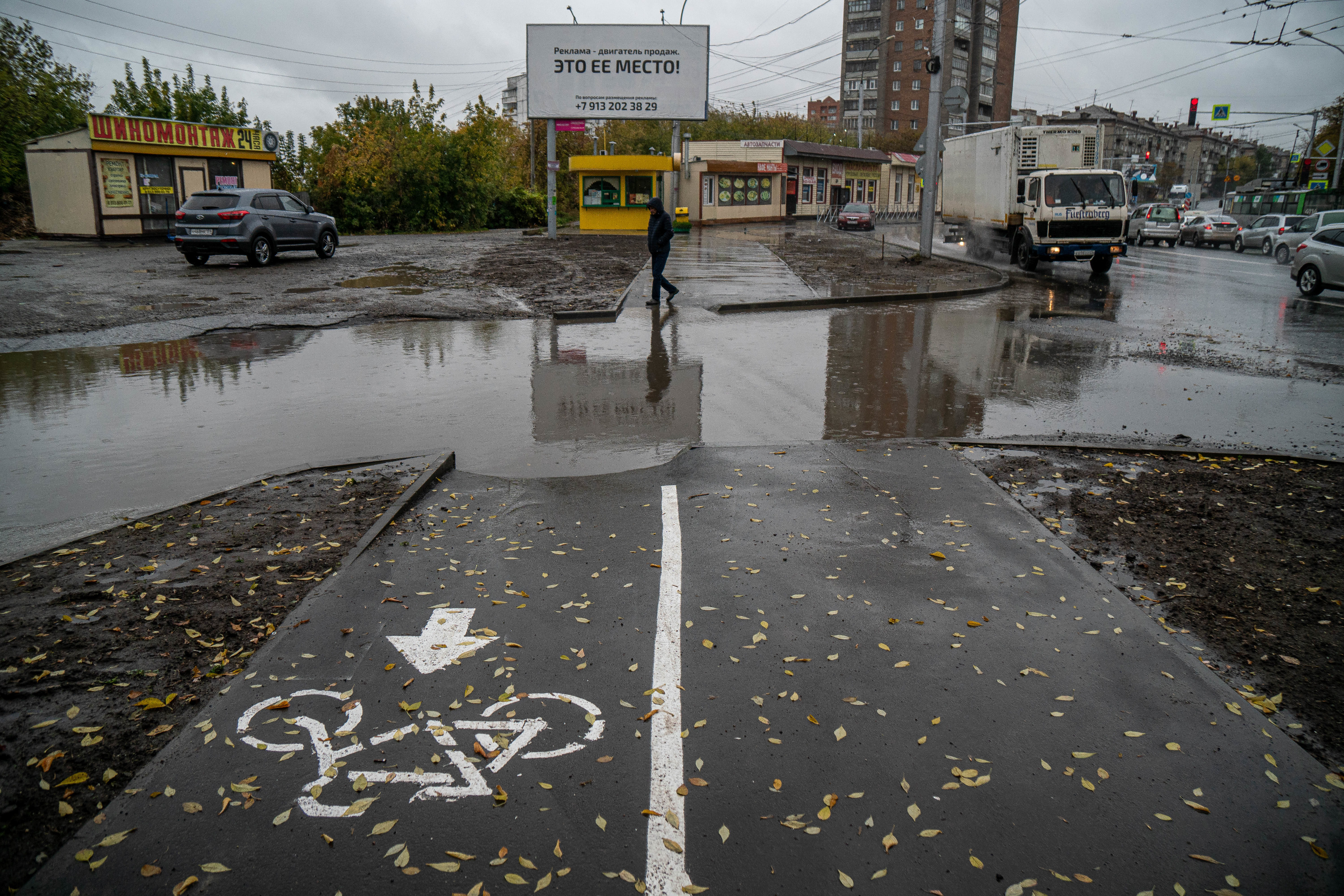 Где-то велодорожка пропадает вовсе Где-то велодорожка пропадает вовсе