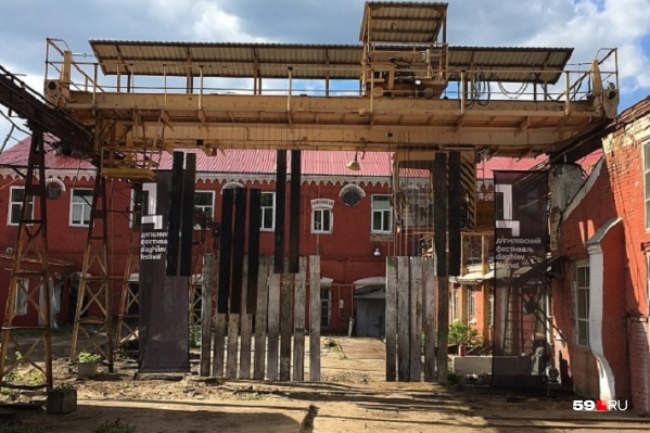Этот стрит-арт в виде клавиш был сделан на заводе к Дягилевскому фестивалю. Осенью здесь появятся новые объекты Этот стрит-арт в виде клавиш был сделан на заводе к Дягилевскому фестивалю. Осенью здесь появятся новые объекты
