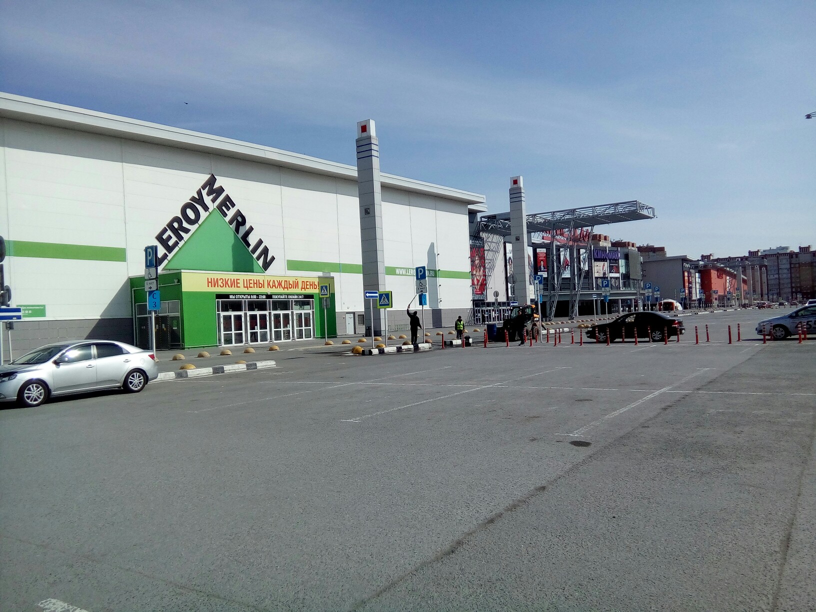 Крупнейший строительный гипермаркет «Леруа Мерлен» временно закрылся из-за коронавируса