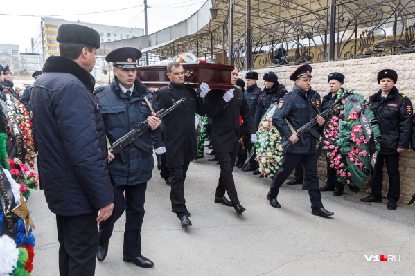 В последний путь Владимира Тафинцева провожали с почетным караулом и оркестром В последний путь Владимира Тафинцева провожали с почетным караулом и оркестром