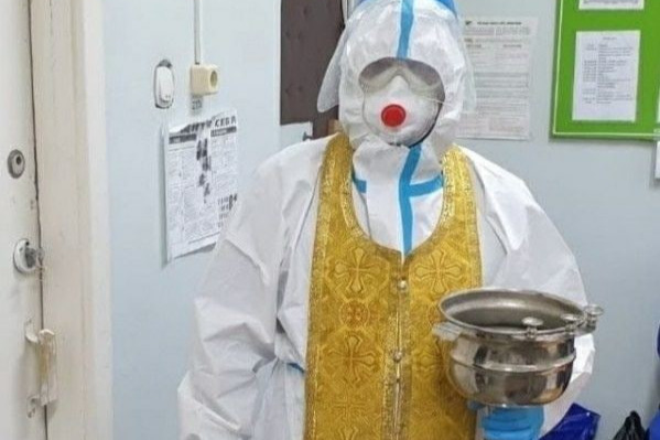 Медики позаботились о безопасности здоровья и облачили батюшек в защитный костюм и респиратор Медики позаботились о безопасности здоровья и облачили батюшек в защитный костюм и респиратор 
