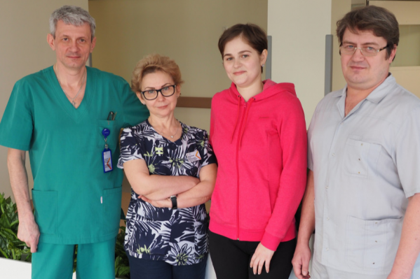 Ольга (в розовом) и ее врачи — Артём Поздняков, Елена Дударовская и Дмитрий Тараденко Ольга (в розовом) и ее врачи — Артём Поздняков, Елена Дударовская и Дмитрий Тараденко