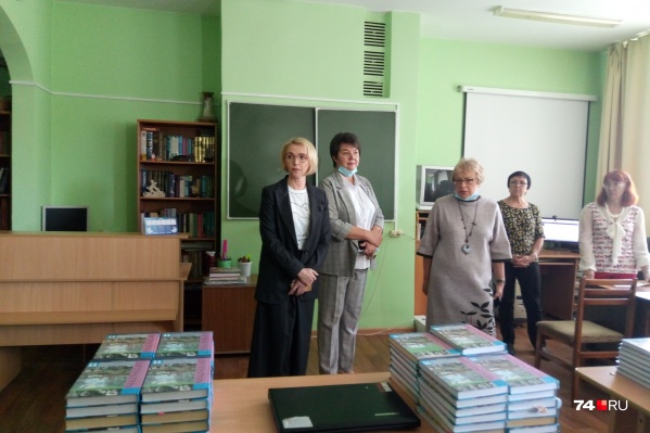После скандала с учебниками в школу приехала первый вице-губернатор Ирина Гехт После скандала с учебниками в школу приехала первый вице-губернатор Ирина Гехт