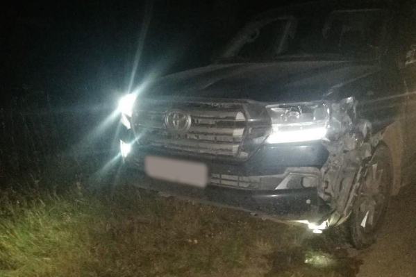Внедорожник выехал на трассе на обгон и сбил двух человек Внедорожник выехал на трассе на обгон и сбил двух человек