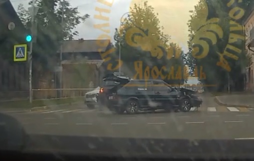 «Ай, пипец»: в центре Рыбинска произошло ДТП с участием четырёх автомобилей. Видео