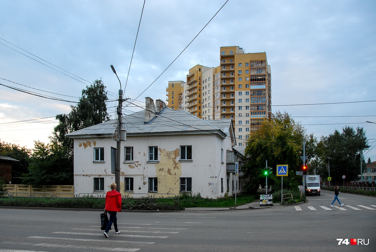 Со многих точек города видна двуслойность его истории Со многих точек города видна двуслойность его истории