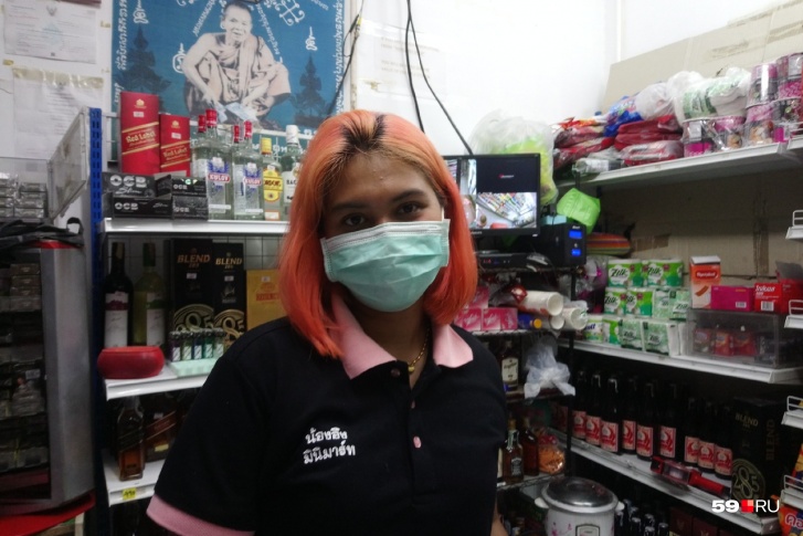 Продавцы в магазинах носят маски