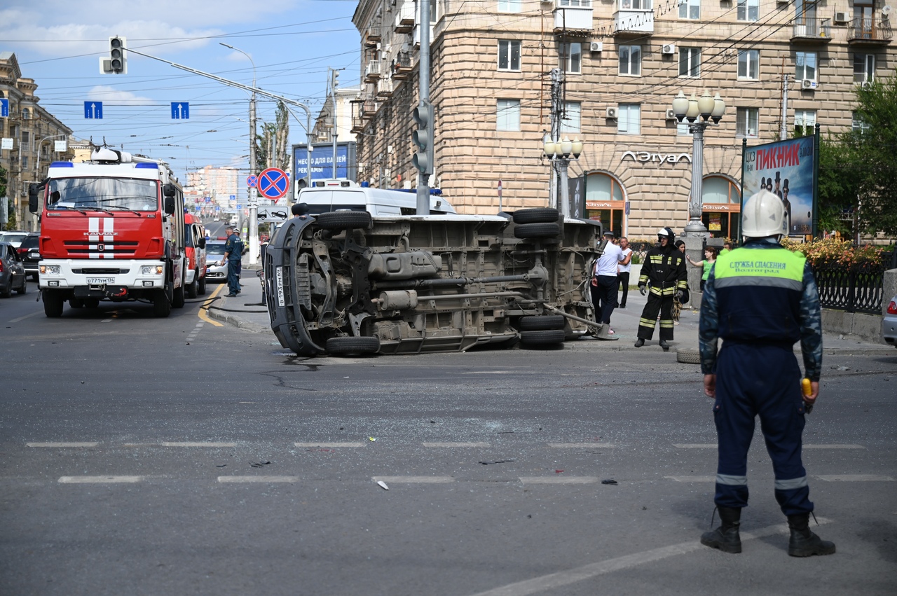 Маршрутка на боку, есть раненые: серьезное ДТП в центре Волгограда