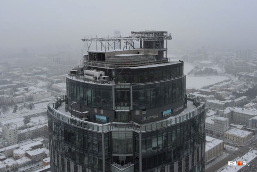 Андрей Гавриловский заморозил стройку бассейна на крыше «Высоцкого»