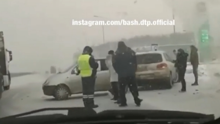 В ГИБДД сообщили о шести крупных ДТП на трассе в Башкирии, пробка растянулась на 13 километров