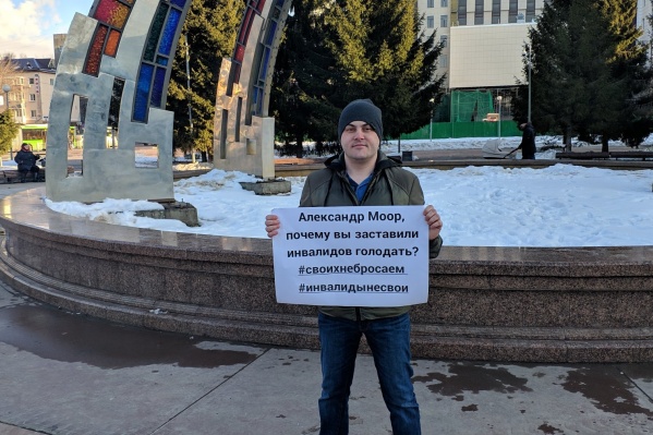 Антон Чупрунов принимает участие в серии пикетов Диванных войск Тюмени Антон Чупрунов принимает участие в серии пикетов Диванных войск Тюмени 