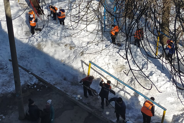 А вы видели когда-нибудь столько дворников в одном месте? А вы видели когда-нибудь столько дворников в одном месте?