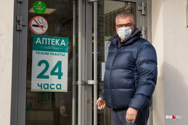 Фото сделано в первый день режима самоизоляции в Перми, 2 апреля: мы встретили Игоря Сапко, когда он шел в аптеку за перчатками Фото сделано в первый день режима самоизоляции в Перми, 2 апреля: мы встретили Игоря Сапко, когда он шел в аптеку за перчатками