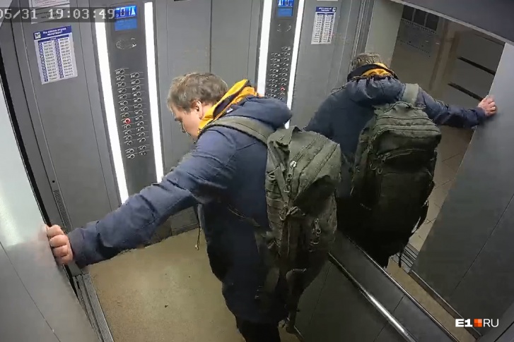 Владимир держится за стену лифта, будто пытаясь отдышаться Владимир держится за стену лифта, будто пытаясь отдышаться