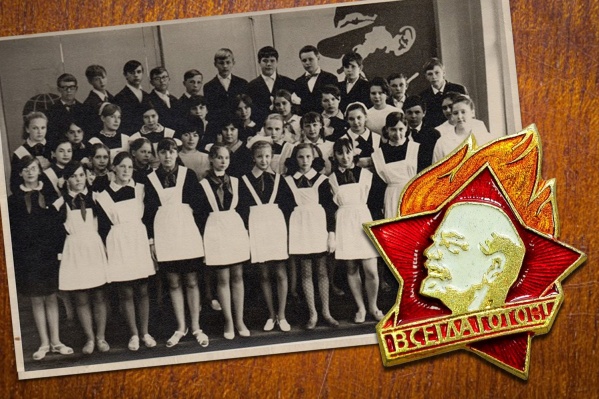 Парадная форма и пионерские галстуки, май 1970 года, школа № 1, г. Свердловск Парадная форма и пионерские галстуки, май 1970 года, школа № 1, г. Свердловск