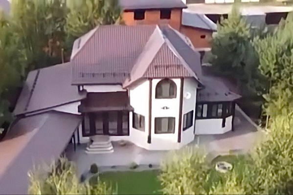 Особняк, который предположительно принадлежит одному из полицейских Особняк, который предположительно принадлежит одному из полицейских