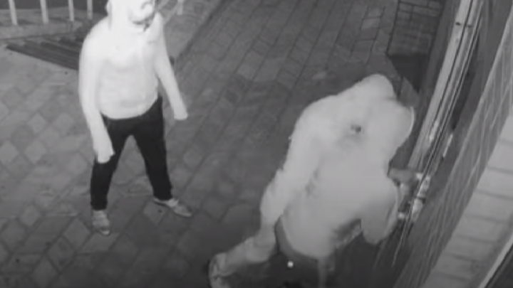 Владелец магазина выложил видео неудавшегося взлома и выставил грабителей на посмешище