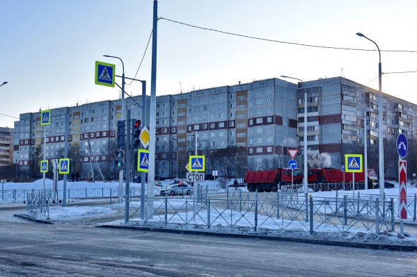 В этом году очень много новых светофоров установили на строящейся дороге-дублере 70 лет Октября В этом году очень много новых светофоров установили на строящейся дороге-дублере 70 лет Октября