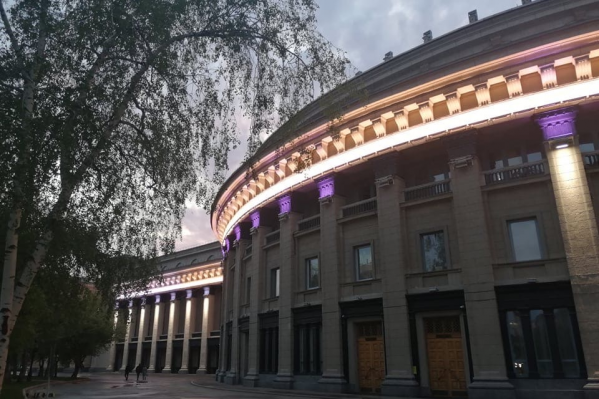 Крыша театра уже подсвечивается Крыша театра уже подсвечивается
