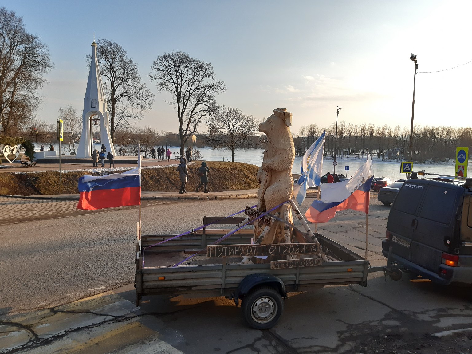 «Встретили радушно»: через Ярославль провезли деревянного медведя для Путина