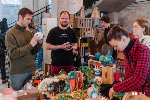 На Red Market можно купить сувениры на разные вкусы На Red Market можно купить сувениры на разные вкусы