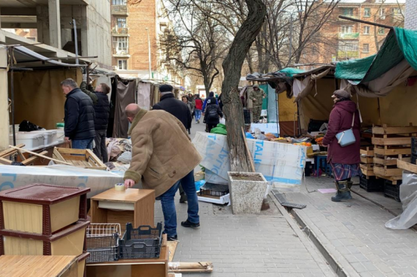 Это место подготовили для ярмарок, но там образовался рынок Это место подготовили для ярмарок, но там образовался рынок