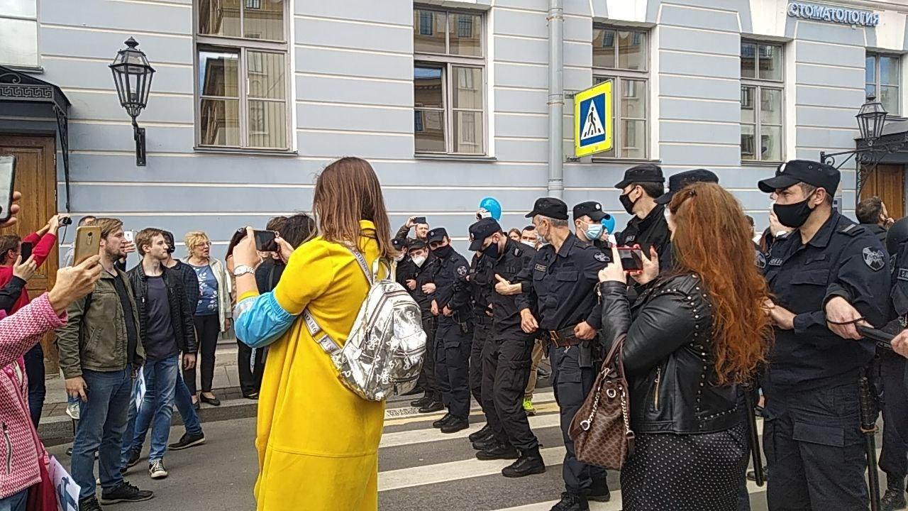 Активисты с шариками вышли на Невский, за ними едут автозаки. Полиция перекрывает им путь, но не задерживает