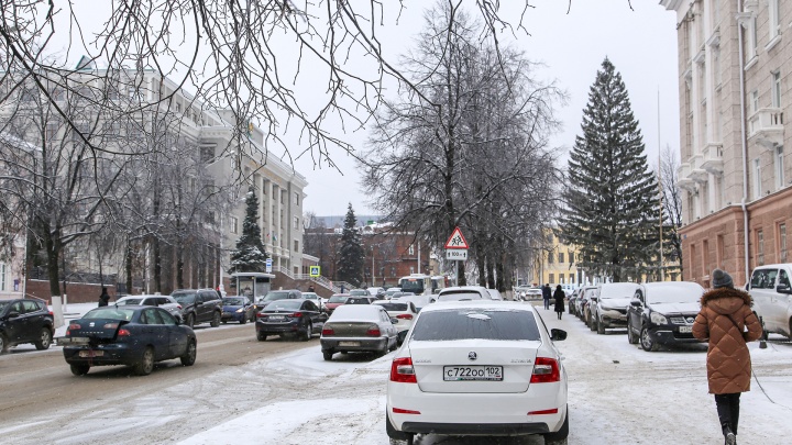 Хабиров поручил чиновникам «вытеснять» припаркованные машины со дворов и из центра Уфы