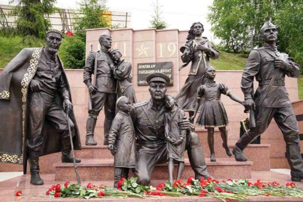 Памятник открыли в понедельниик, 22 июня Памятник открыли в понедельниик, 22 июня