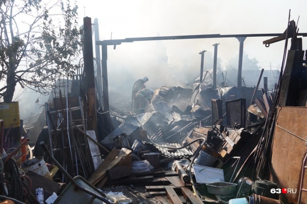 Огонь уничтожил несколько домов Огонь уничтожил несколько домов