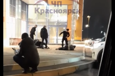 Видео снимали из машины на парковке Видео снимали из машины на парковке