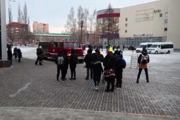 Люди вышли из здания еще до приезда пожарных Люди вышли из здания еще до приезда пожарных