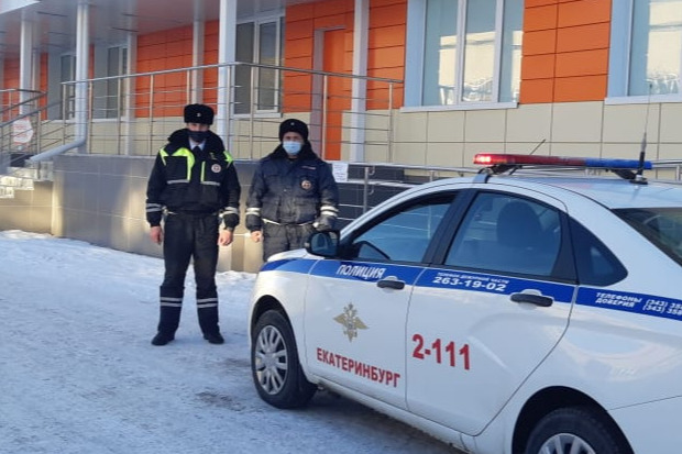 В Екатеринбурге инспекторы ДПС спасли задыхавшуюся девочку, доставив ее в больницу с мигалками