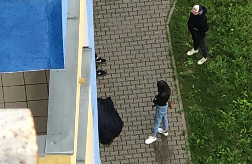 Погибшей было всего 20 лет: в Кольцово из окна многоэтажки выпала девушка