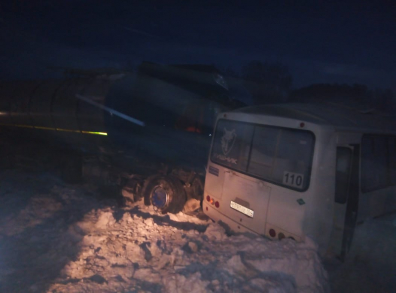 В Новосибирской области столкнулись грузовик и пассажирский автобус: один человек погиб, семь — попали в больницу