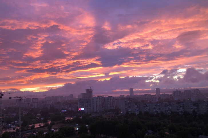 Небо над Екатеринбургом окрасилось в фантастические цвета