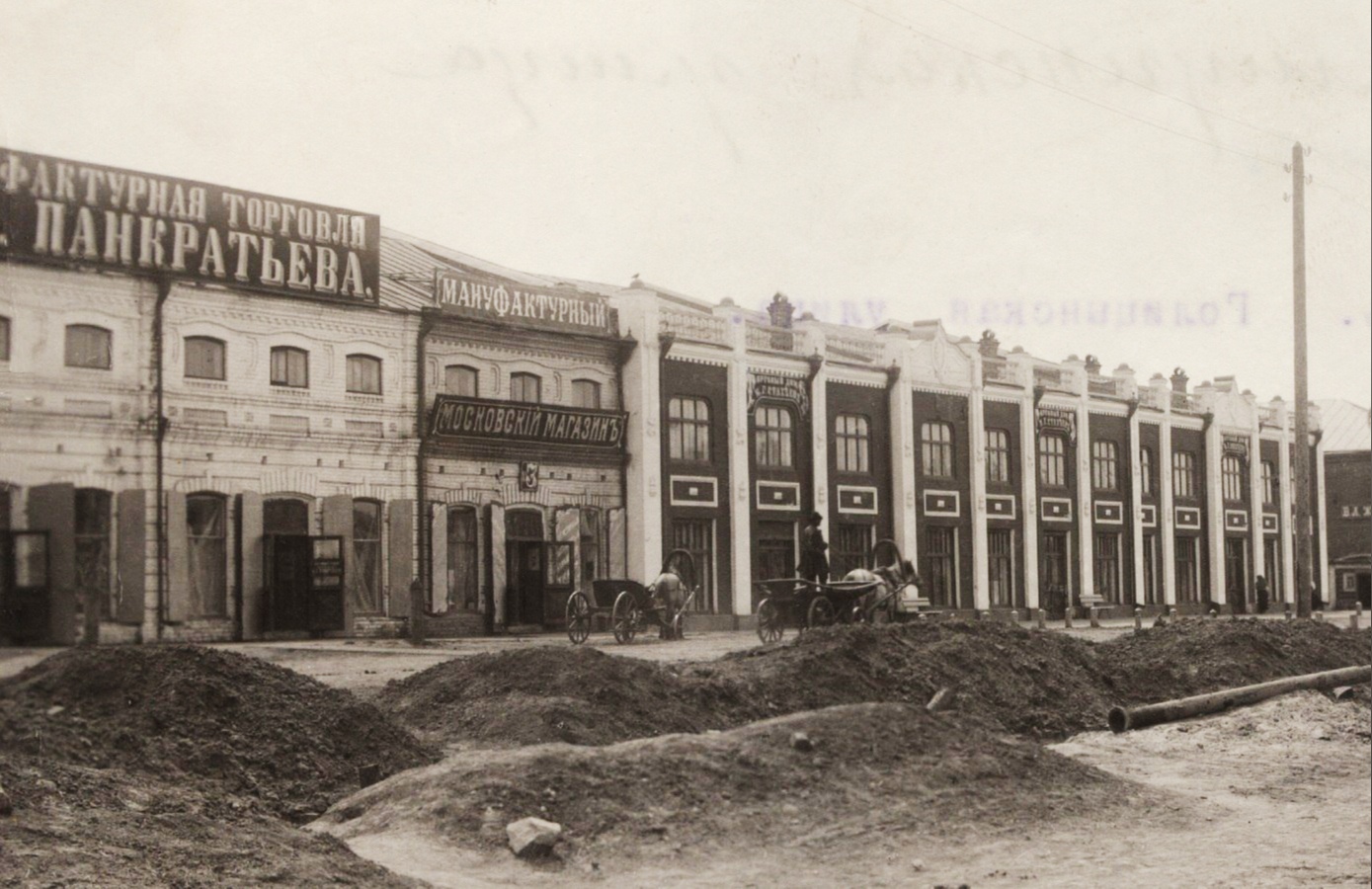 Голицынская улица во время замены водопровода в <nobr class="_">1912 году</nobr>. Фото из фондов Музейного комплекса имени Словцова. Сейчас эта улица называется Первомайской, и в этом году исполнилось ровно сто лет с момента ее переименования. Первомайская — хорошее название, правда? Голицынская улица во время замены водопровода в <nobr class="_">1912 году</nobr>. Фото из фондов Музейного комплекса имени Словцова. Сейчас эта улица называется Первомайской, и в этом году исполнилось ровно сто лет с момента ее переименования. Первомайская — хорошее название, правда?
