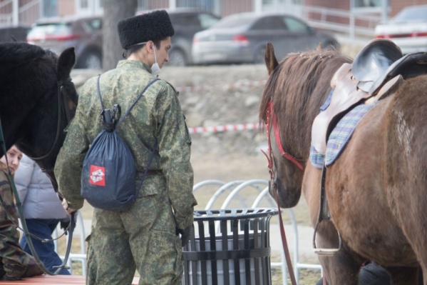 В Березовском казаки патрулируют город на лошадях В Березовском казаки патрулируют город на лошадях