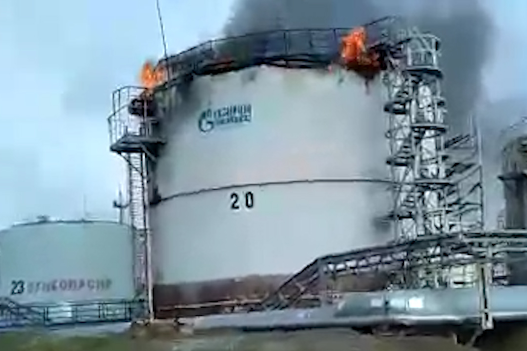 В Башкирии вспыхнул пожар на нефтеперерабатывающем предприятии, очевидец снял видео