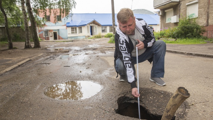 «Яма с человеческий рост»: в ярославском дворе после дождя образовался огромный провал. Фото