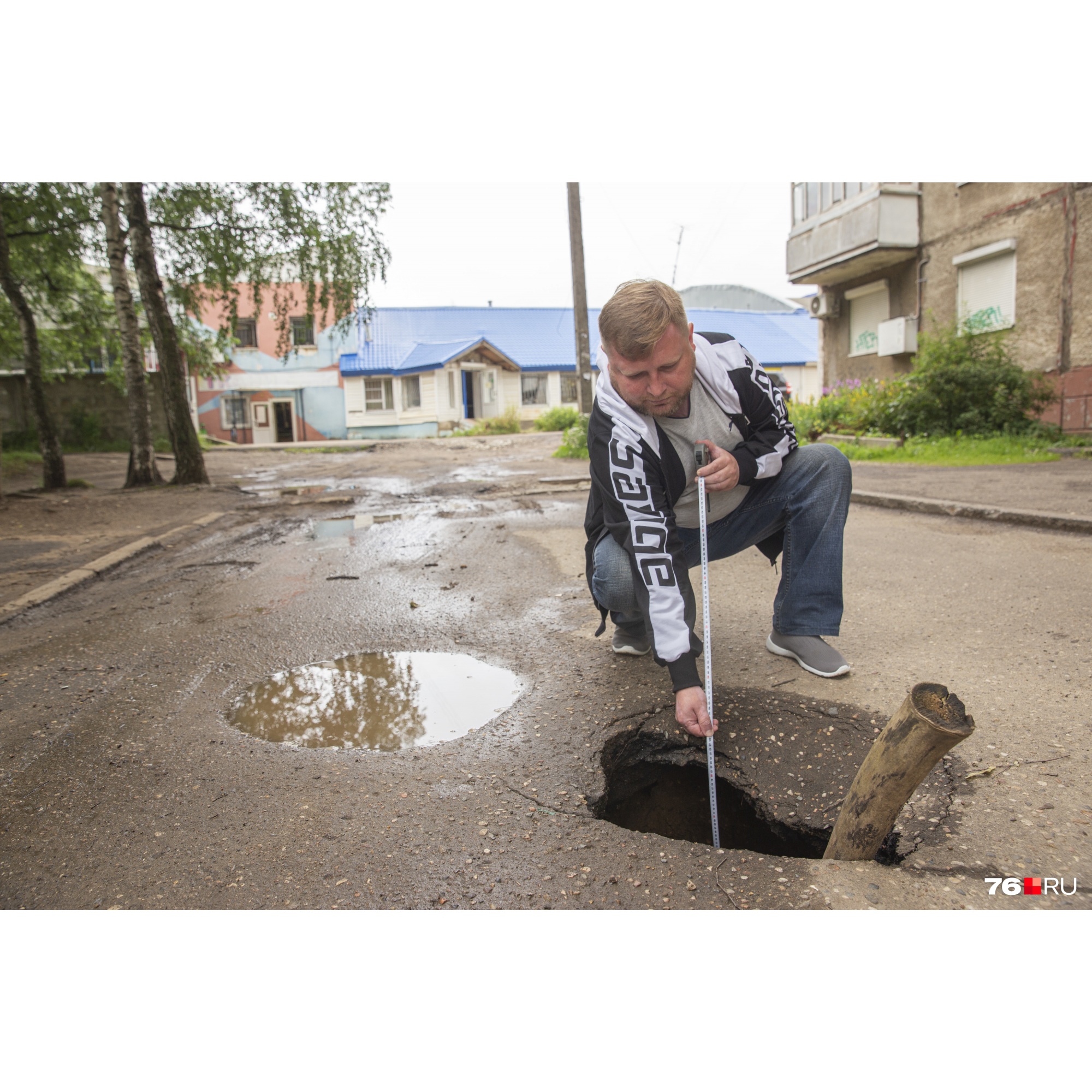 «Яма с человеческий рост»: в ярославском дворе после дождя образовался огромный провал. Фото