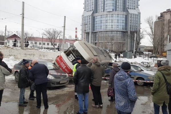 Вагон завалился на несколько машин, к счастью, людей в них не было Вагон завалился на несколько машин, к счастью, людей в них не было